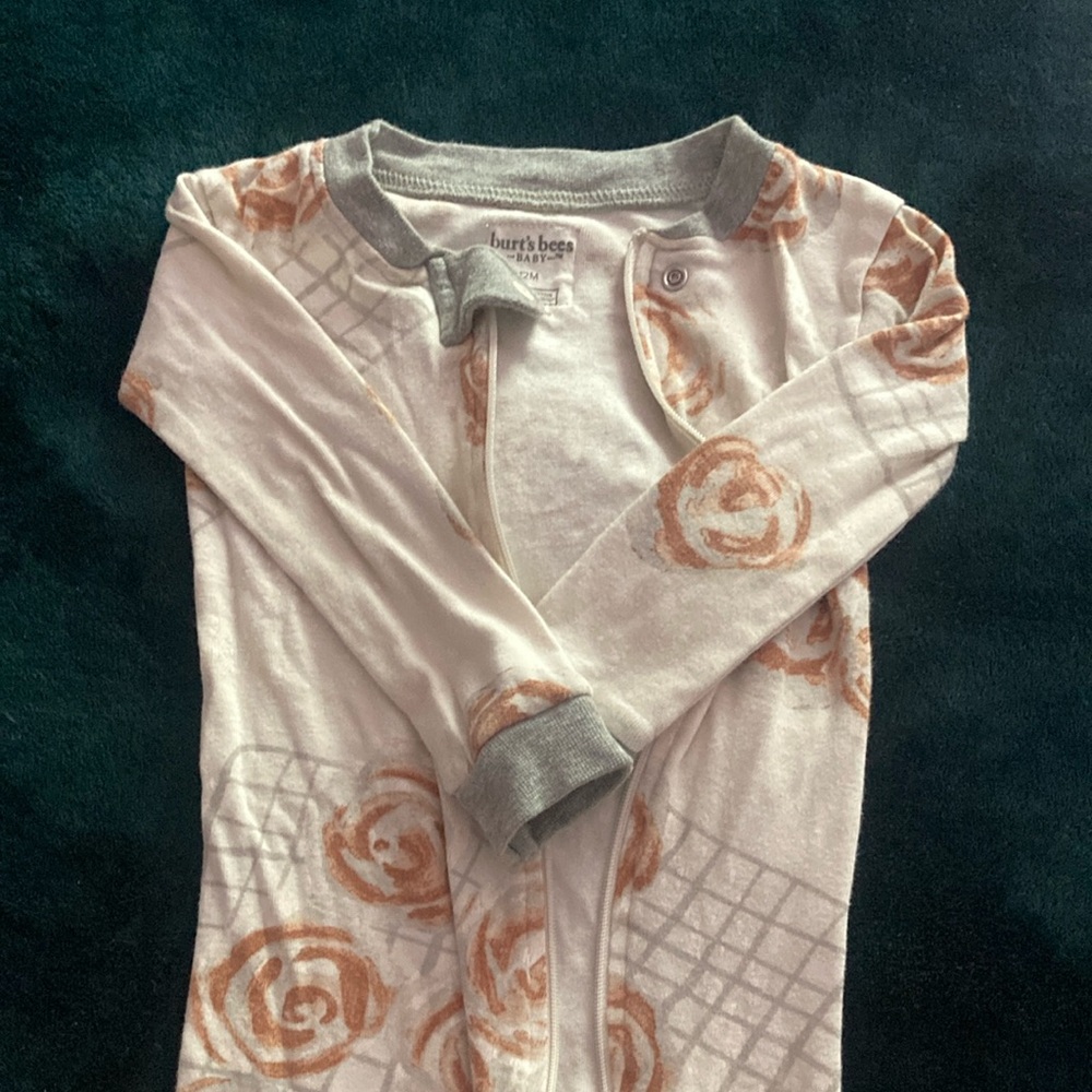 EUC 12m Burt's Bees Baby Cinnamon Bun Footie PJS